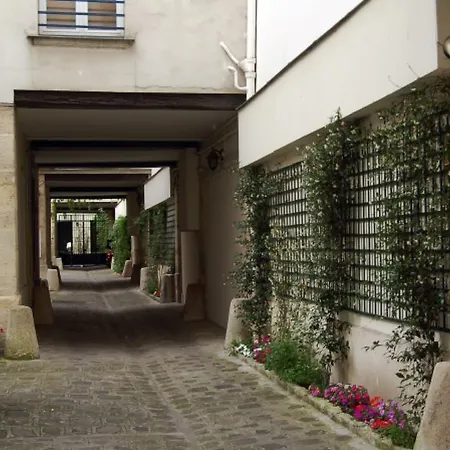 Modern In Saint-germain - 3 Persons